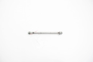 OŚ PRZEDNIA KOŁA PRZEDNIEGO Sym Husky 125